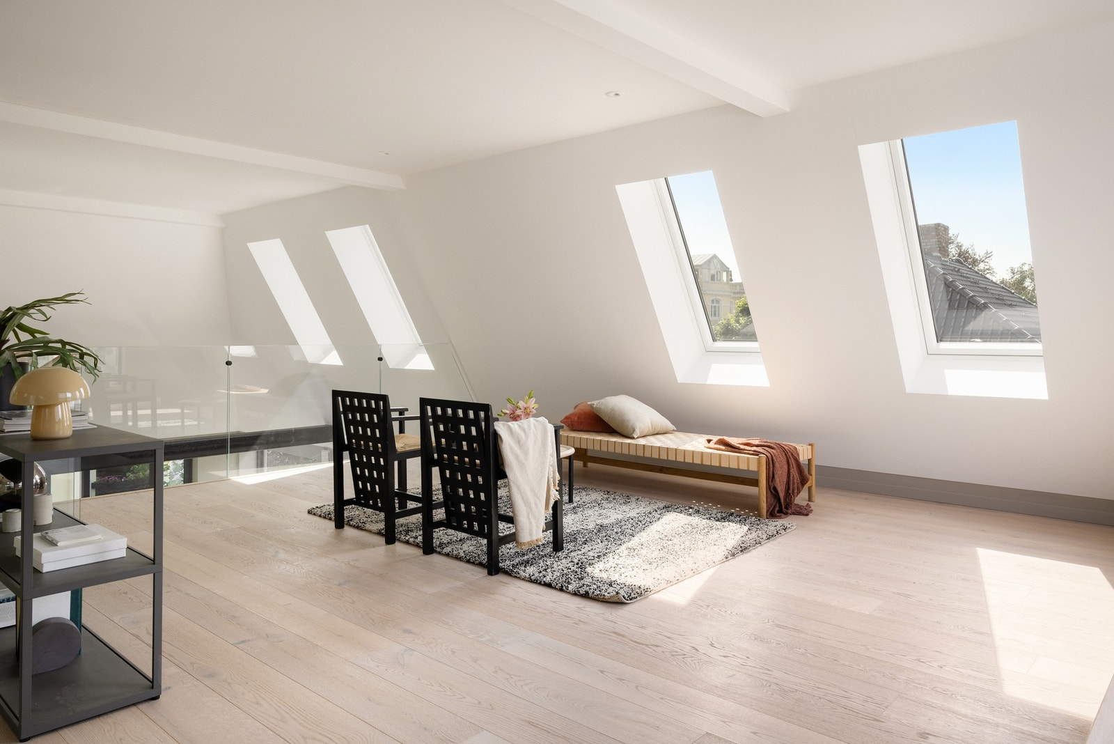 Loftstuen har godt med areal for sofagruppe, og har gode lysforhold i likhet med hjemmet for øvrig. Galleribilde