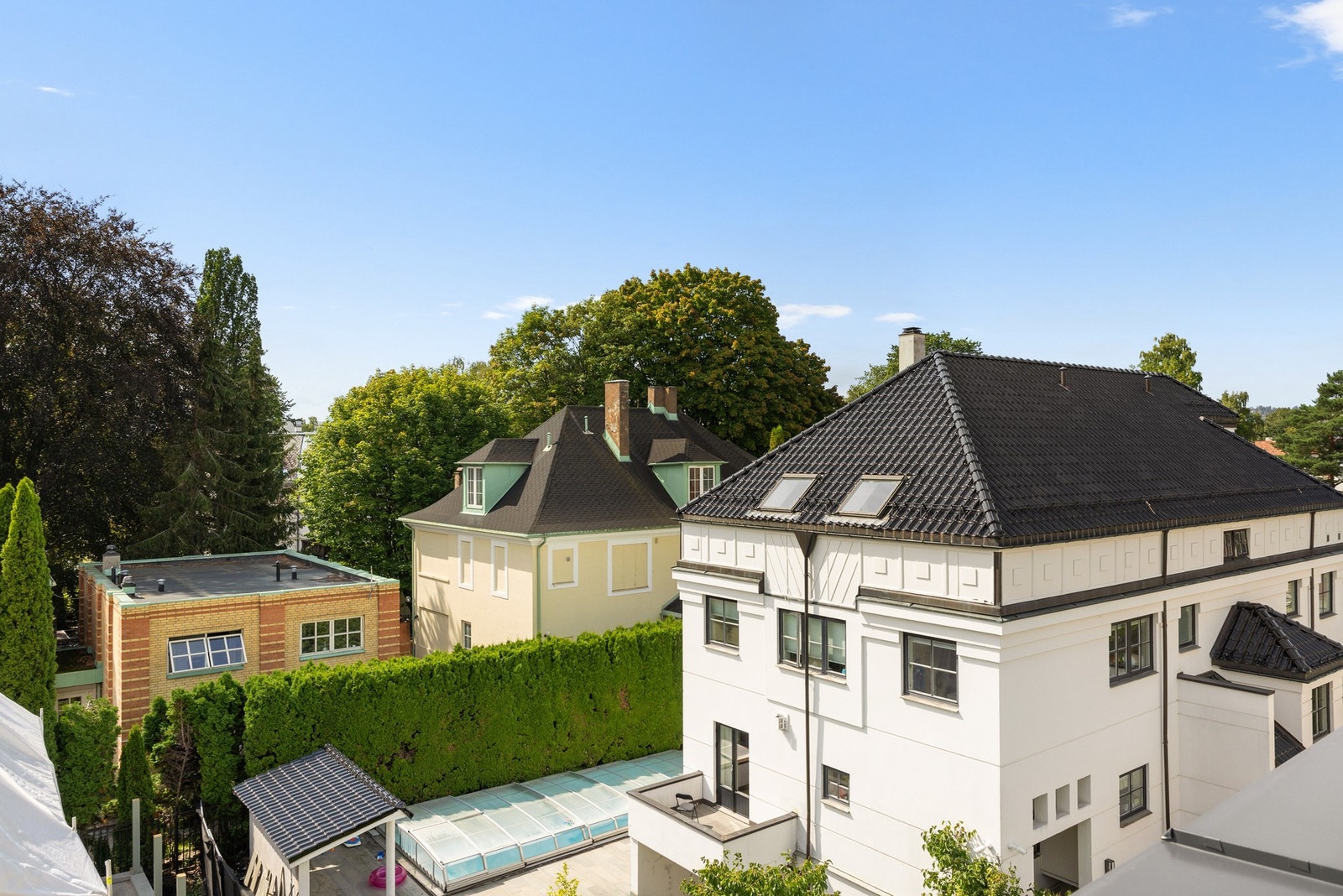 Takterrassen tilbyr en flott utsikt og et privat utendørsområde hvor du kan nyte både sol og frisk luft. Galleribilde