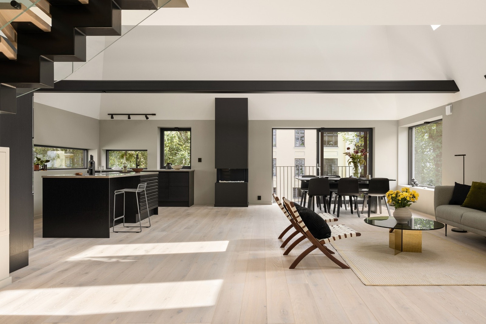 Stuen/kjøkkenet er samlet i en moderne åpen løsning, og preges av en imponerende takhøyde på hele fem meter
som skaper en fantastisk romfølelse. Galleribilde