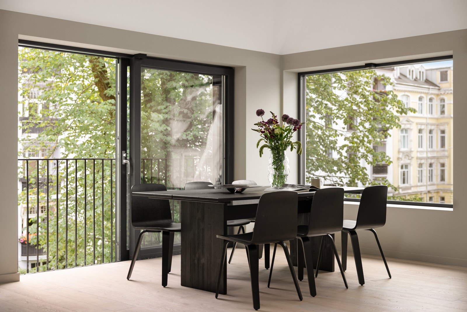 Mellom kjøkkenet og stuen er det en egnet plass for spisebord. Legg også merke til skyvedør/fransk balkong. Galleribilde