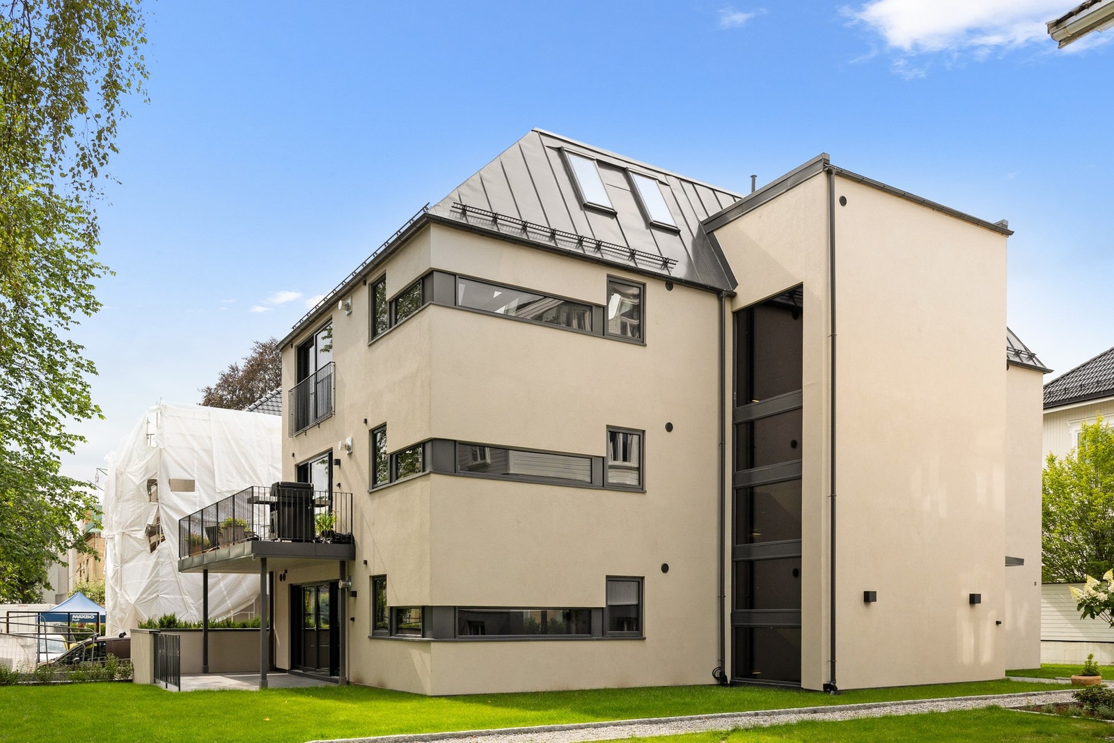 Gyldenløves gate 38 B ligger på Frogner, en av Oslos mest ettertraktede og eksklusive bydeler. Her får du en perfekt
kombinasjon av byliv og grønne omgivelser. Galleribilde