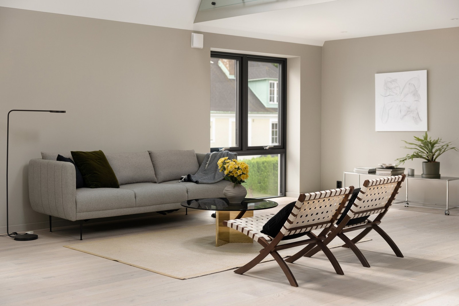 Rommet er
nydelig innredet med én-stavs parkett og lysmalte veggflater, og byr på rikelig med areal for sofagruppe, spisebord og
annen innredning. Galleribilde