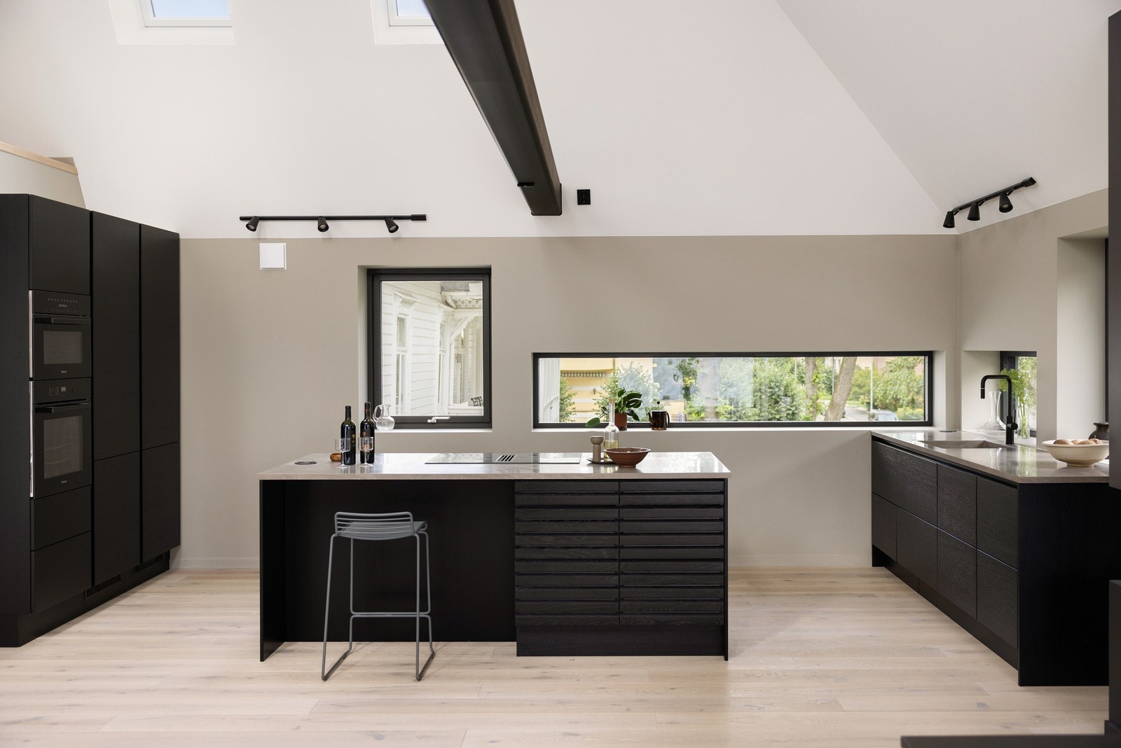 Leiligheten er utformet med stue/kjøkken, tre soverom,
bad/vaskerom, masterbad, hems og entré, og kan skilte med ettertraktede kvaliteter som 29 kvm takterrasse,
heisadkomst og to medfølgende garasjeplasser. Galleribilde