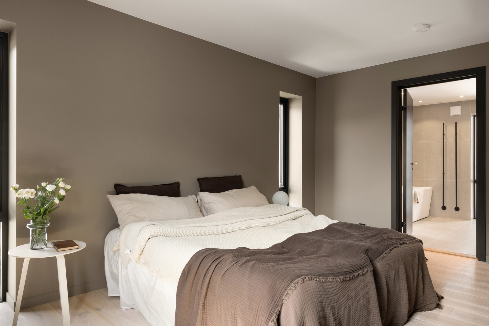 Leilighetens tre soverom legger godt til rette for en familie. Et av rommene fremgår som det naturlige
hovedsoverommet, mens de to øvrige vil fungere utmerket som barnerom, gjesterom eller kontor. Galleribilde