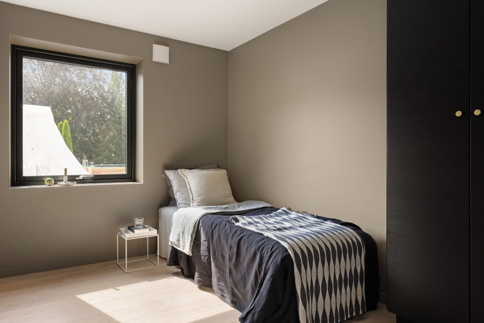 Soverommene er
designet for å være lyse og luftige, og er pent malt med behagelige fargetoner som bidrar til en avslappende
atmosfære. Soverom 2 Galleribilde