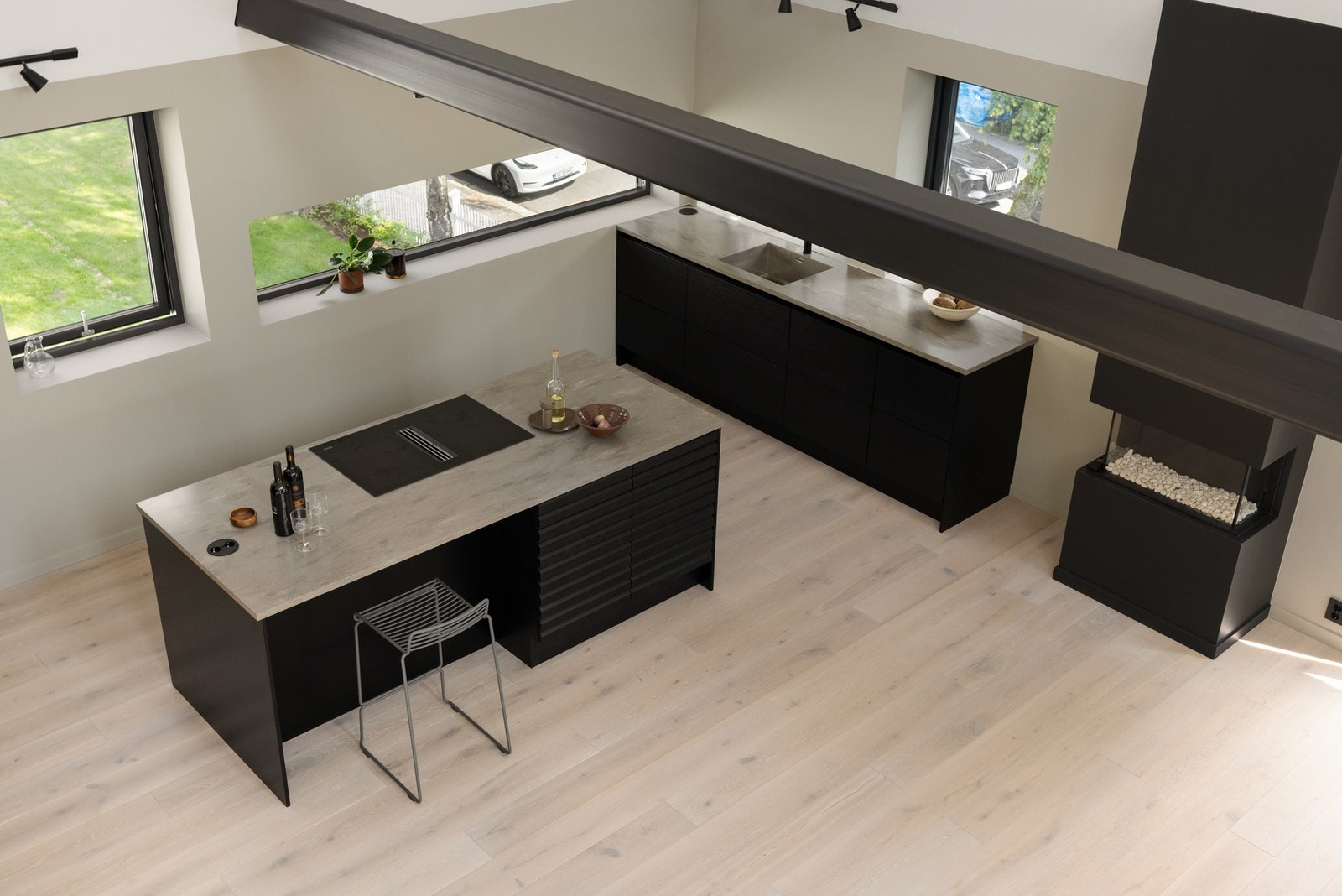 Hvitevarene inkluderer induksjon platetopp, stekeovn, mikrobølgeovn,
oppvaskmaskin og fryseskap. Galleribilde