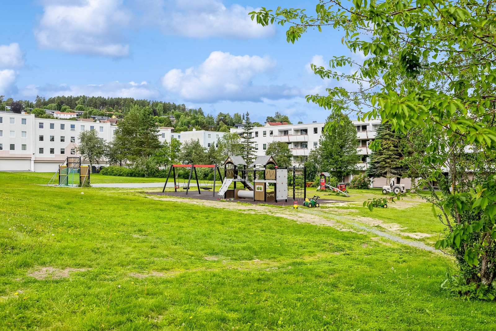Ypperlig beliggenhet! Tilbaketrukket og rolig, samtidig som du har Bunnpris/Post, Kiwi, Kompis, Apotek og Byåsveien med hyppige bussavganger 1-2 min. unna. Galleribilde