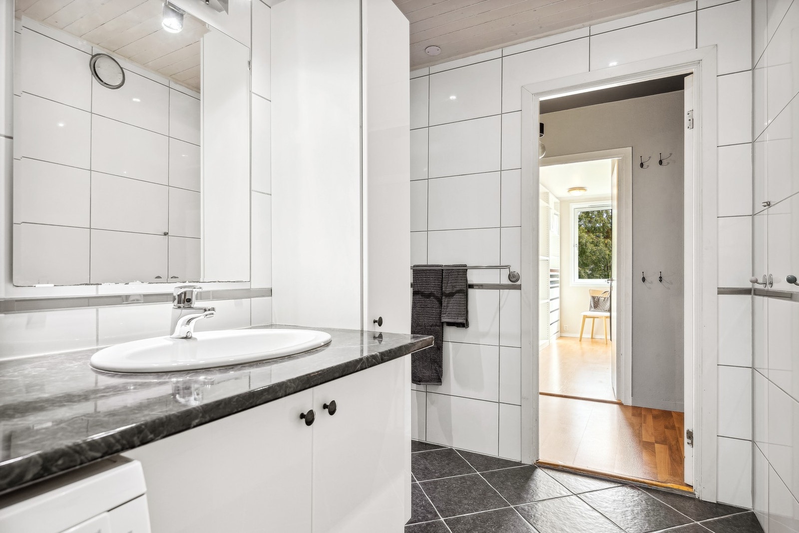 Det er også en tilliggende bod på 2 kvm. innenfor badet. Wc er separat og det rommet er 1 kvm. Egen adkomst fra entréen. Galleribilde