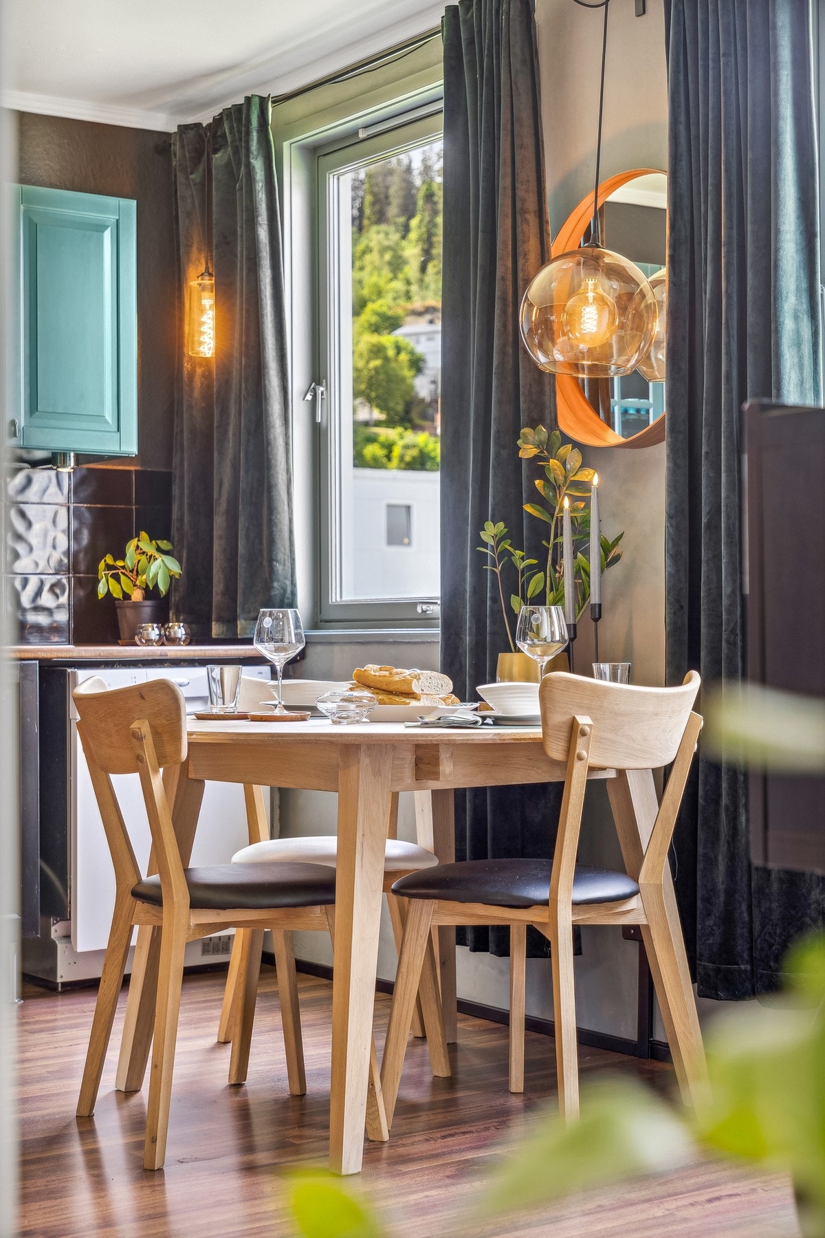 Meget praktisk med egen spiseplass på kjøkkenet, herfra er fint utsyn over tun-området mellom blokkene og villabebyggelsen opp mot Nyborg. Galleribilde