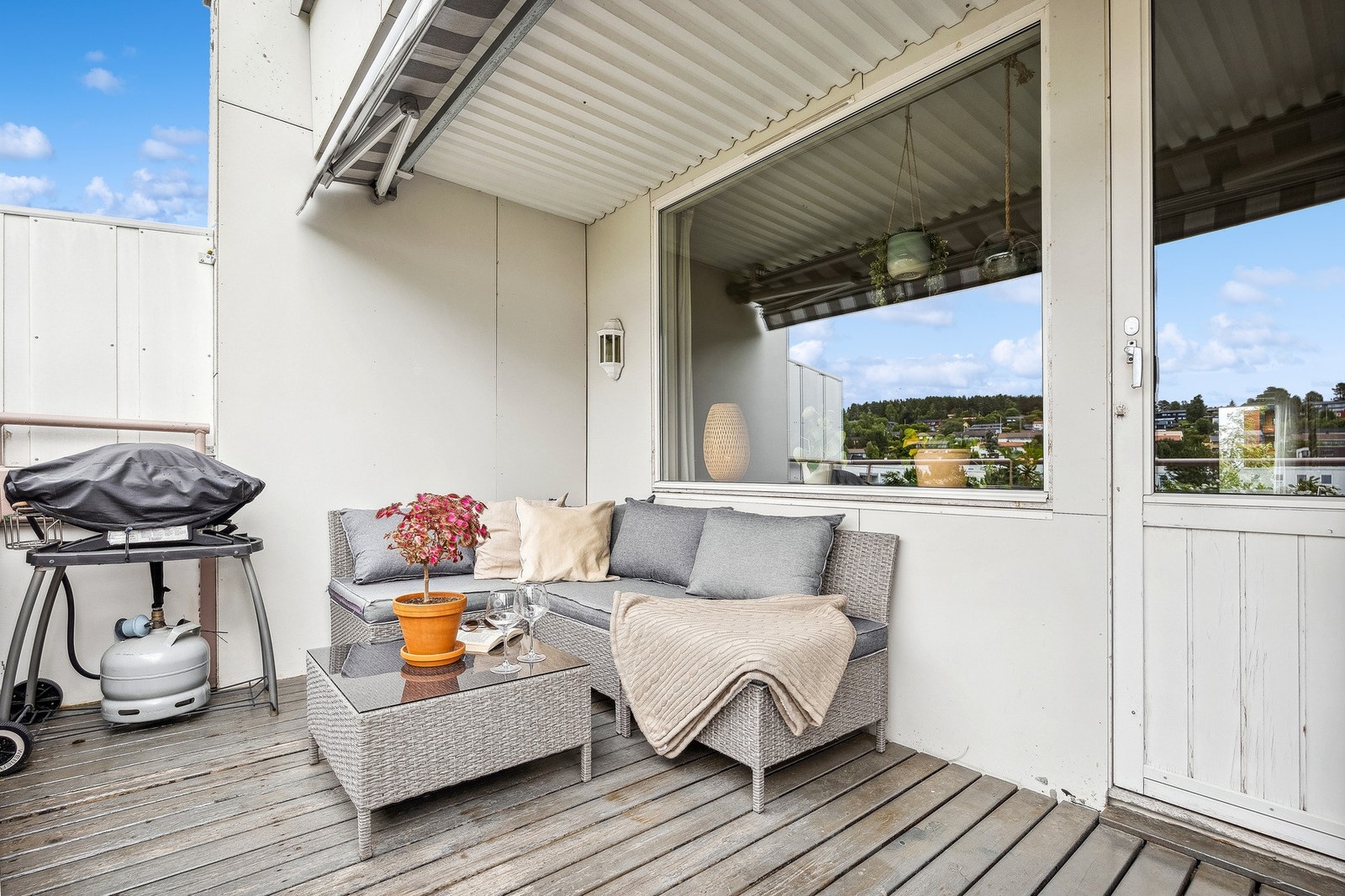 Balkongen er oppmålt til 8 kvm. Den er delvis overbygget og har markise som gir nyttig skjerming ved behov. Galleribilde