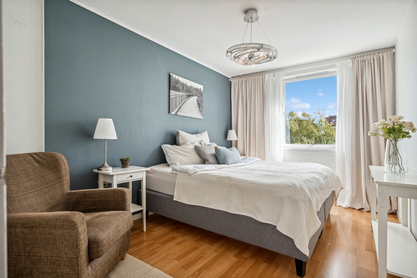 Leiligheten har 3 soverom av god størrelse, hoved-soverommet er oppmålt til 11 kvm. Galleribilde