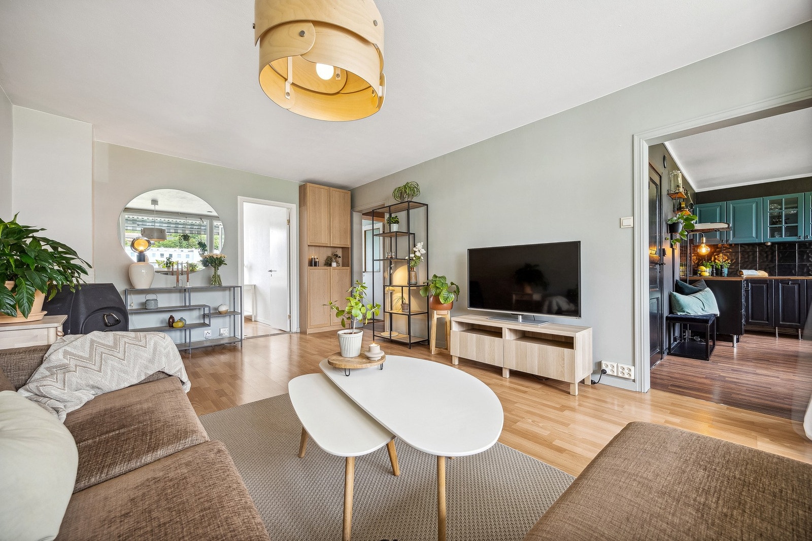 Den romslige stuen har åpen løsning videre inn til det store kjøkkenet med egen spiseplass. Galleribilde