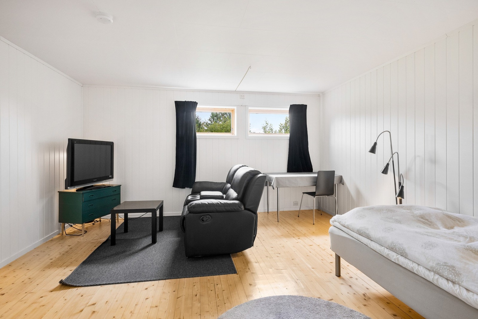 Underetasjen består av gang, bad, hobbyrom, boder og 3 innredet rom Galleribilde