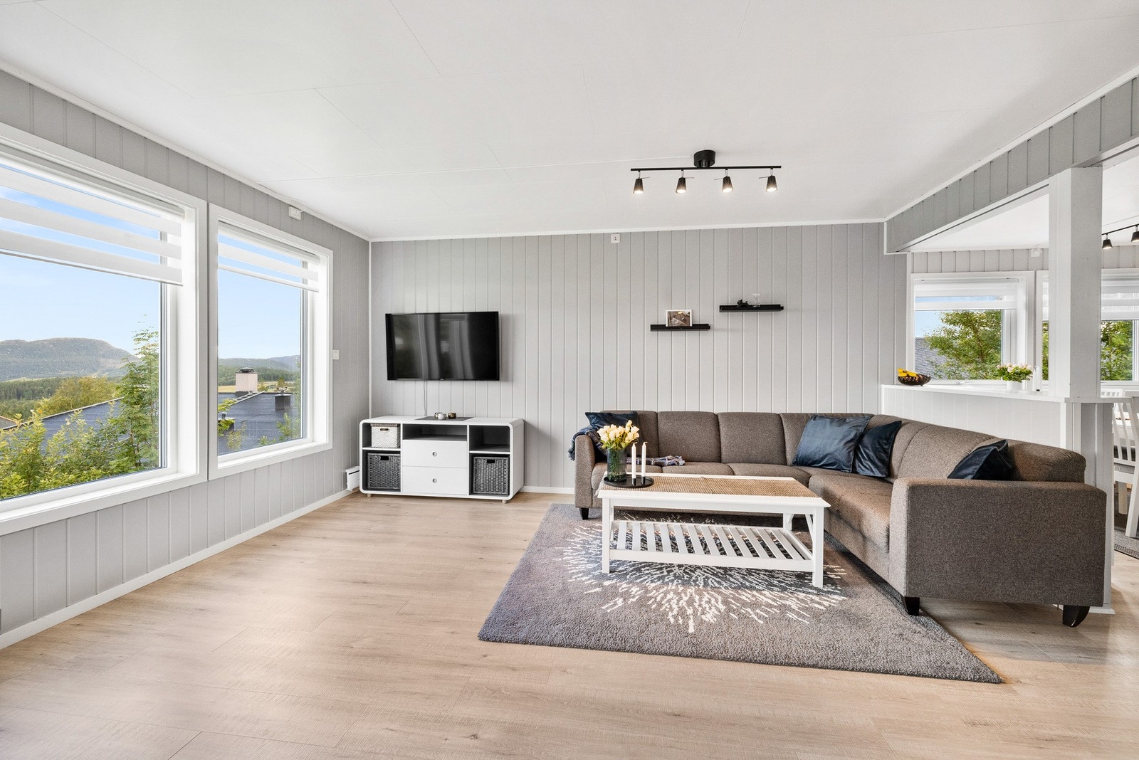 Hovedplanet består av entré, gang, bad, stue, kjøkken, trapperom og 3 soverom Galleribilde