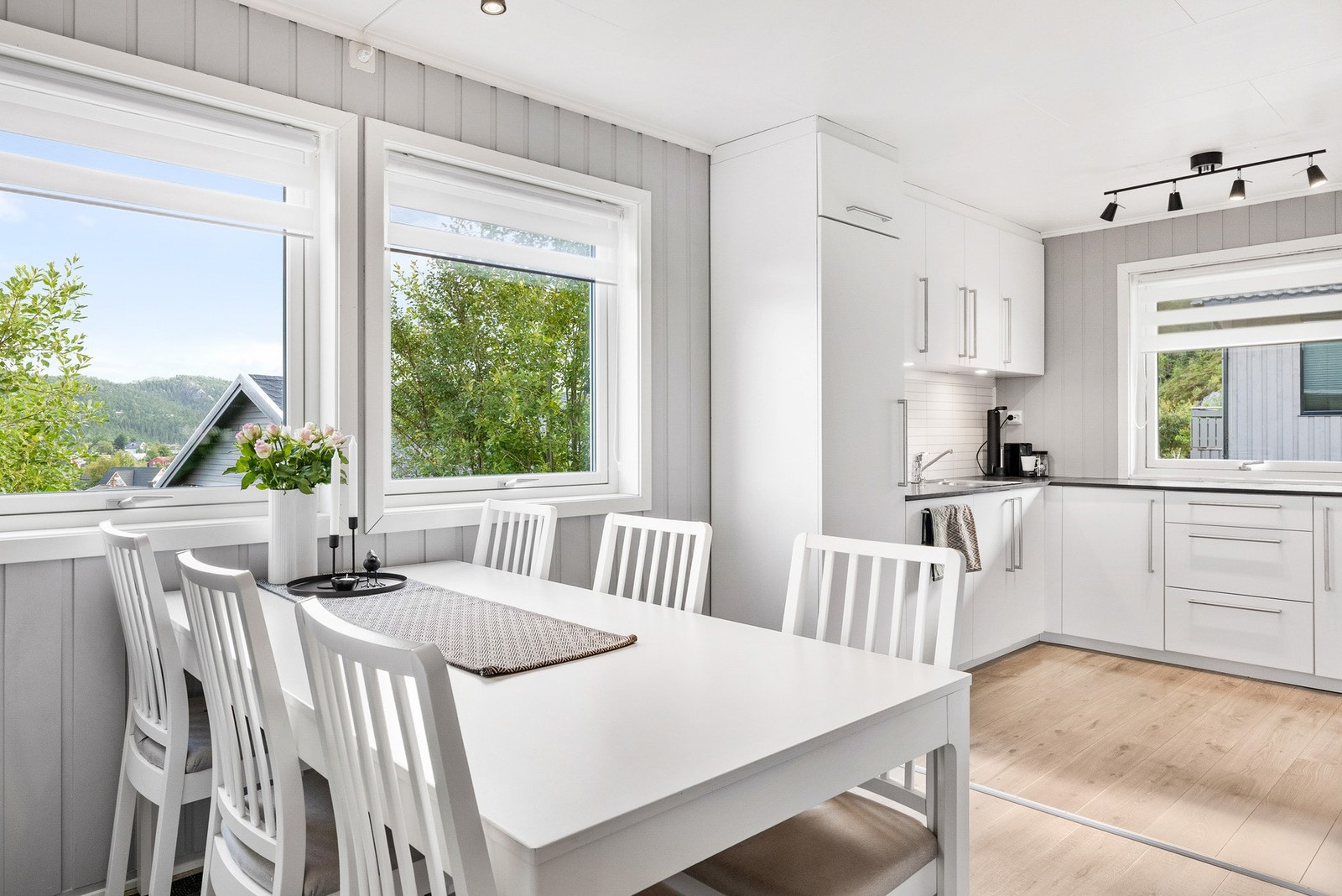 Kjøkken med innredning med slette fronter og benkeplate av laminat Galleribilde