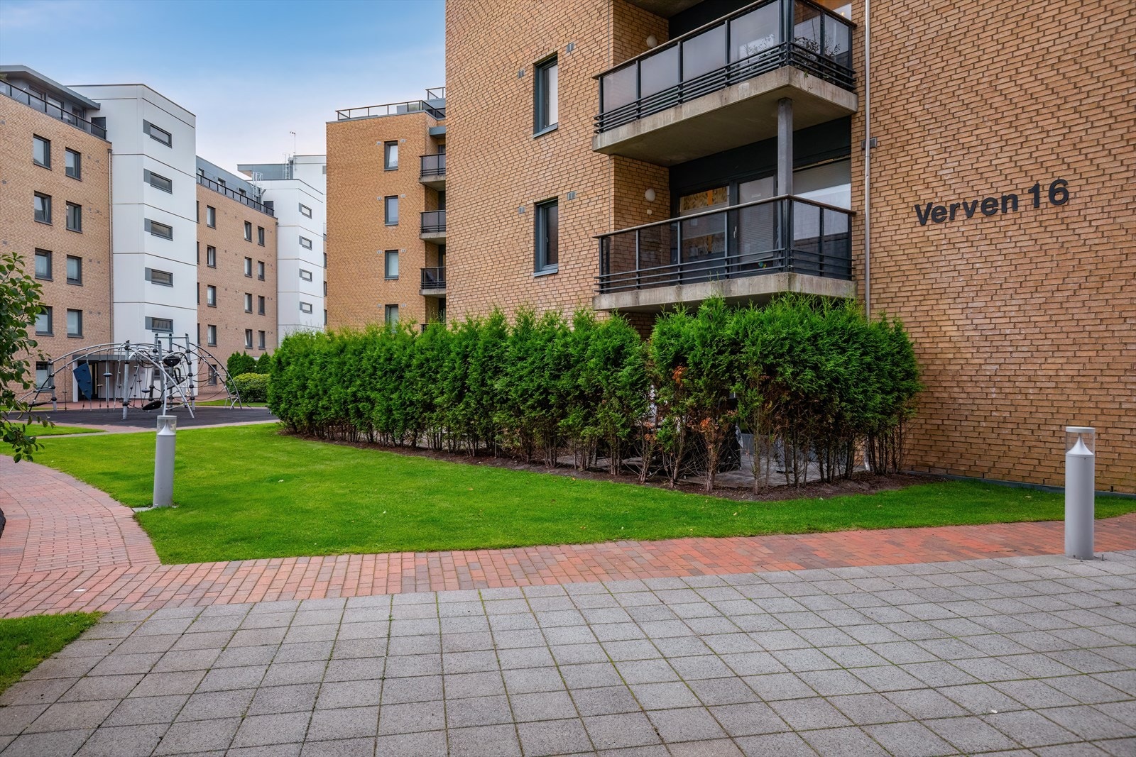 Selve bygget Verven 16, ligger fint og tilbaketrukket, omkranset av et pent opparbeidet fellesområde og grøntareal. Leiligheten er fint skjermet bak hekk. Galleribilde