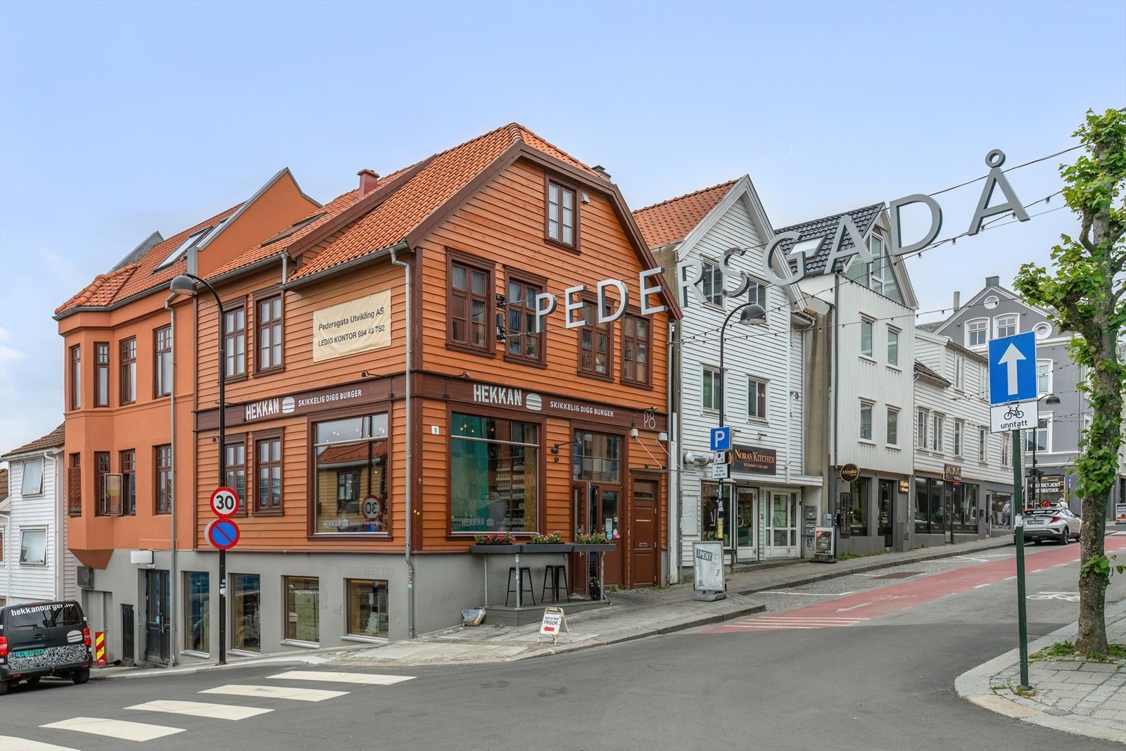 Pedersgata ligger også innen kort avstand - her er det flere ulike spisesteder og Takeaway steder Galleribilde