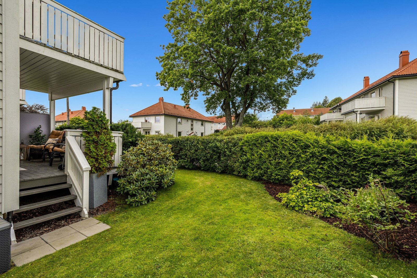 Trapp fra terrassen og videre ned til hagen. Galleribilde