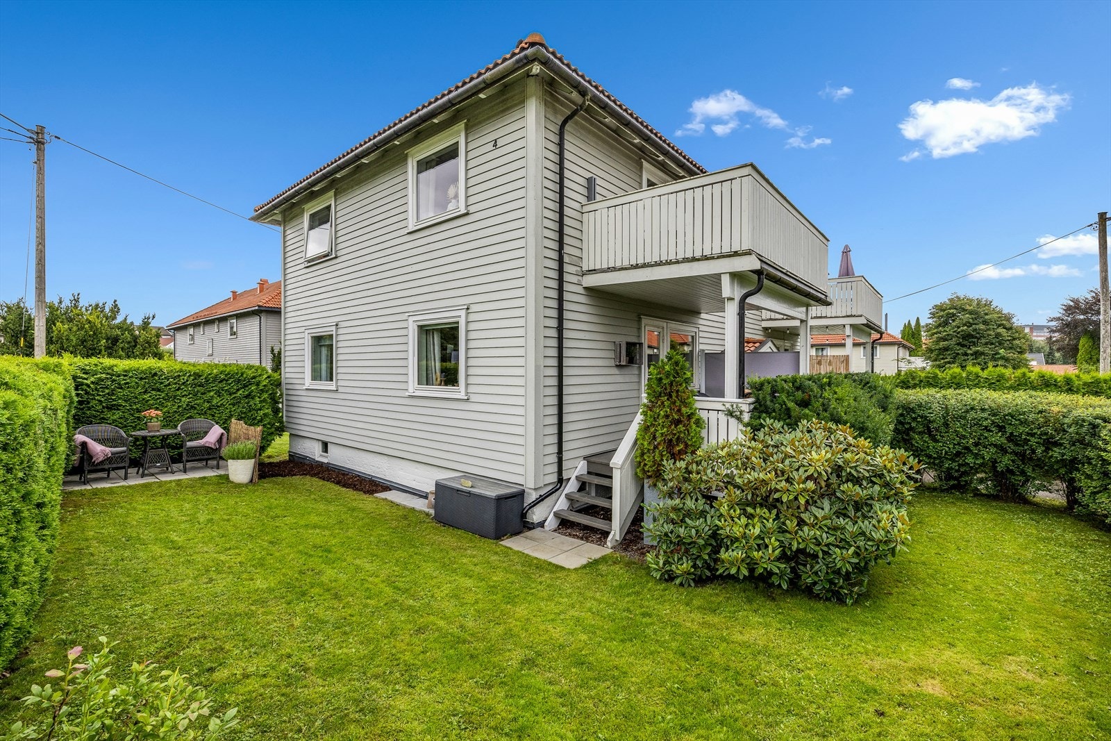 Boligen kan skryte av en imponerende eiendom med nøye planlagt uteområde. Galleribilde