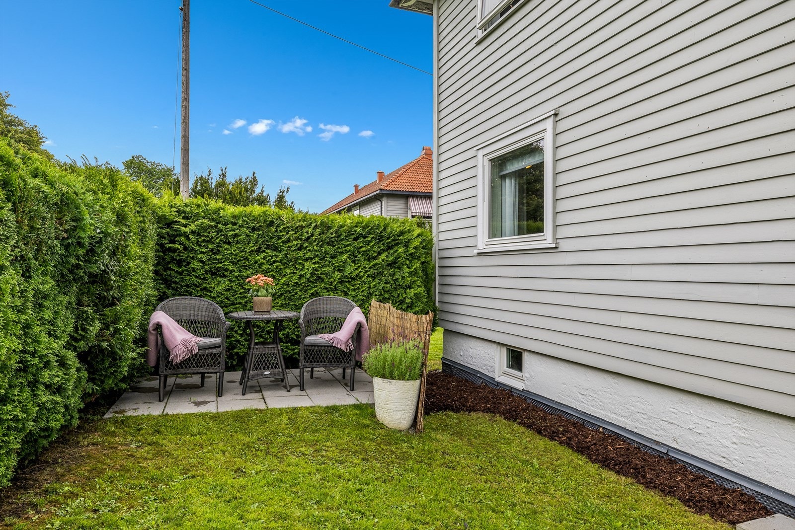 Flott plass til å sitte skjermet å nyte sene kvelder. Galleribilde