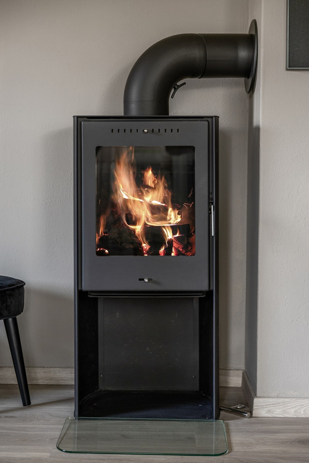 Delikat peisovn sentralt plassert i stuen. Galleribilde