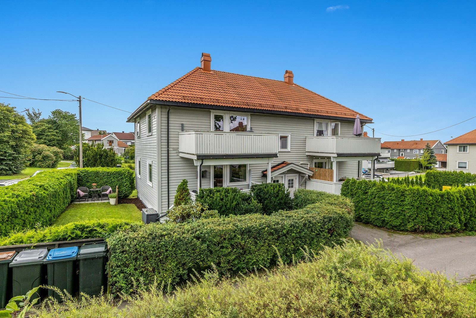 Bygget er godt vedlikeholdt og påkostet i senere tid, så her bys det på en fremtidsrettet og forutsigbar investering! Innvendig har leiligheten gjennomgående moderne og delikate farger, er oppusset de siste årene og fremstår m/en fin helhet. Galleribilde