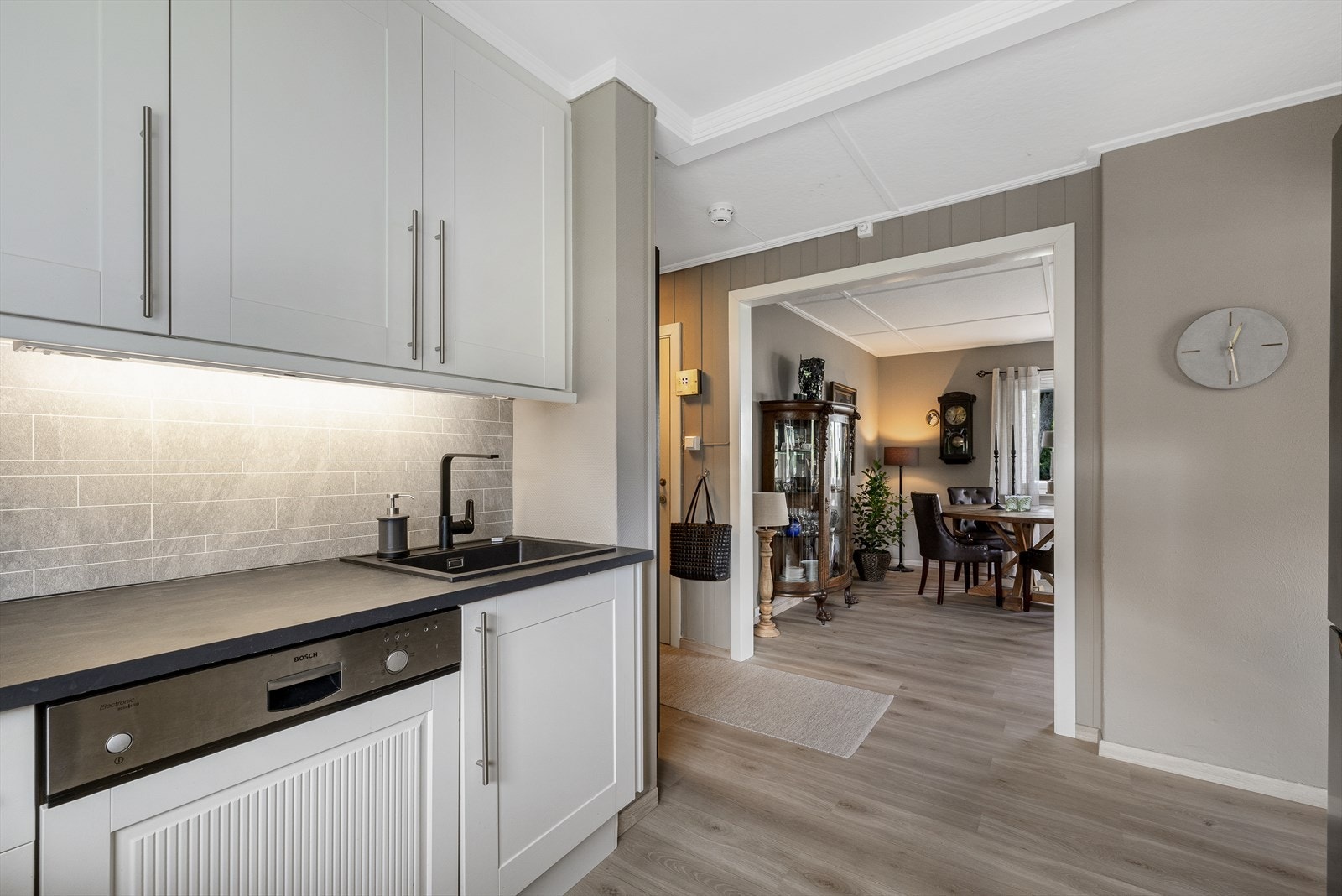 Lys og pen kjøkkeninnredning med profilerte fronter. Galleribilde