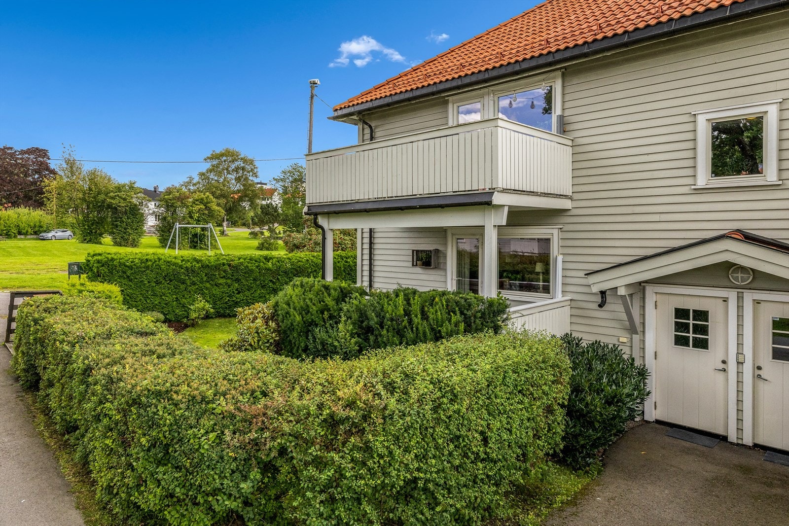 Delikat, oppusset 2-roms leilighet beliggende i 1.etasje med gjennomgående planløsning og solrik terrasse. Galleribilde