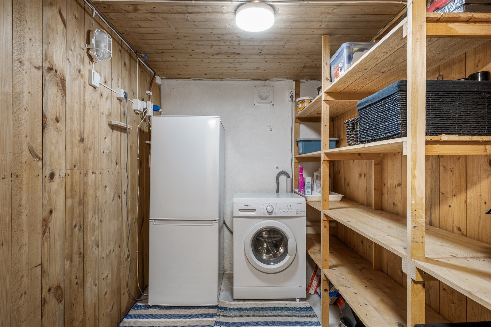 Praktisk vaskerom innredet i den ene kjellerboden. Galleribilde