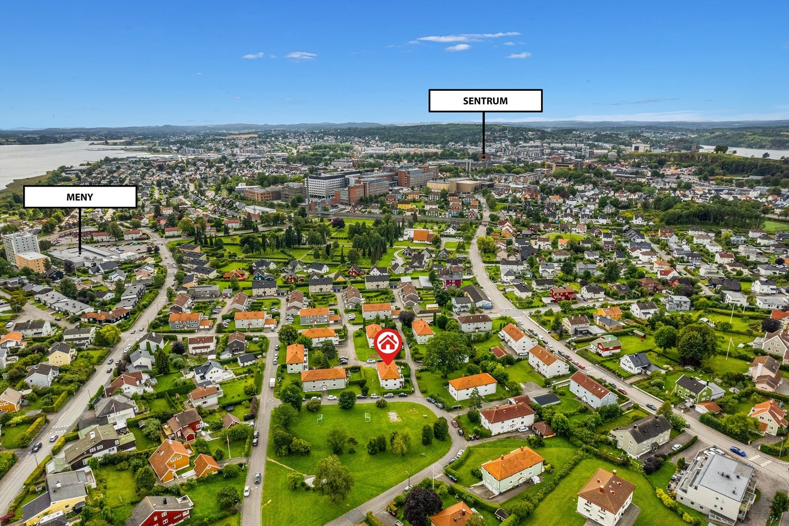 Her bor man sentralt og fordelaktig med gangavstand til Tønsberg sentrum med alt av shoppingmuligheter, offentlig kommunikasjon som jernbanestasjon og bussterminal samt Tønsberg brygge med ulike restauranter og yrende uteliv. Galleribilde