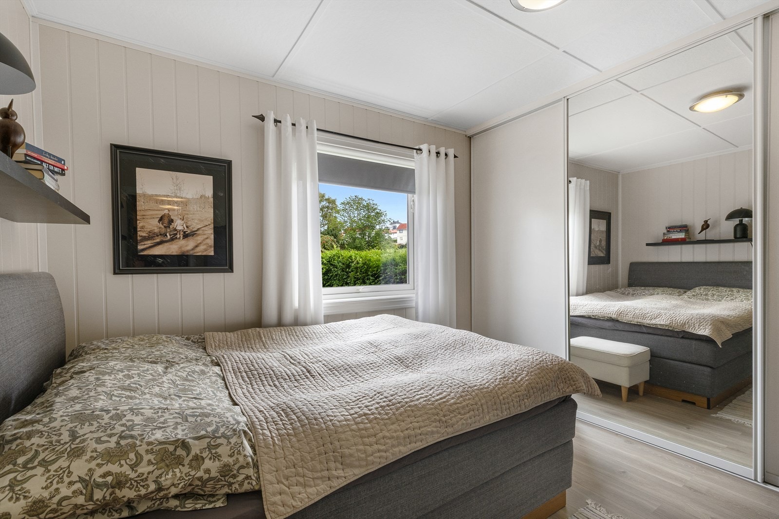 Romslig skyvedørsgarderobe på hovedsoverommet. Galleribilde