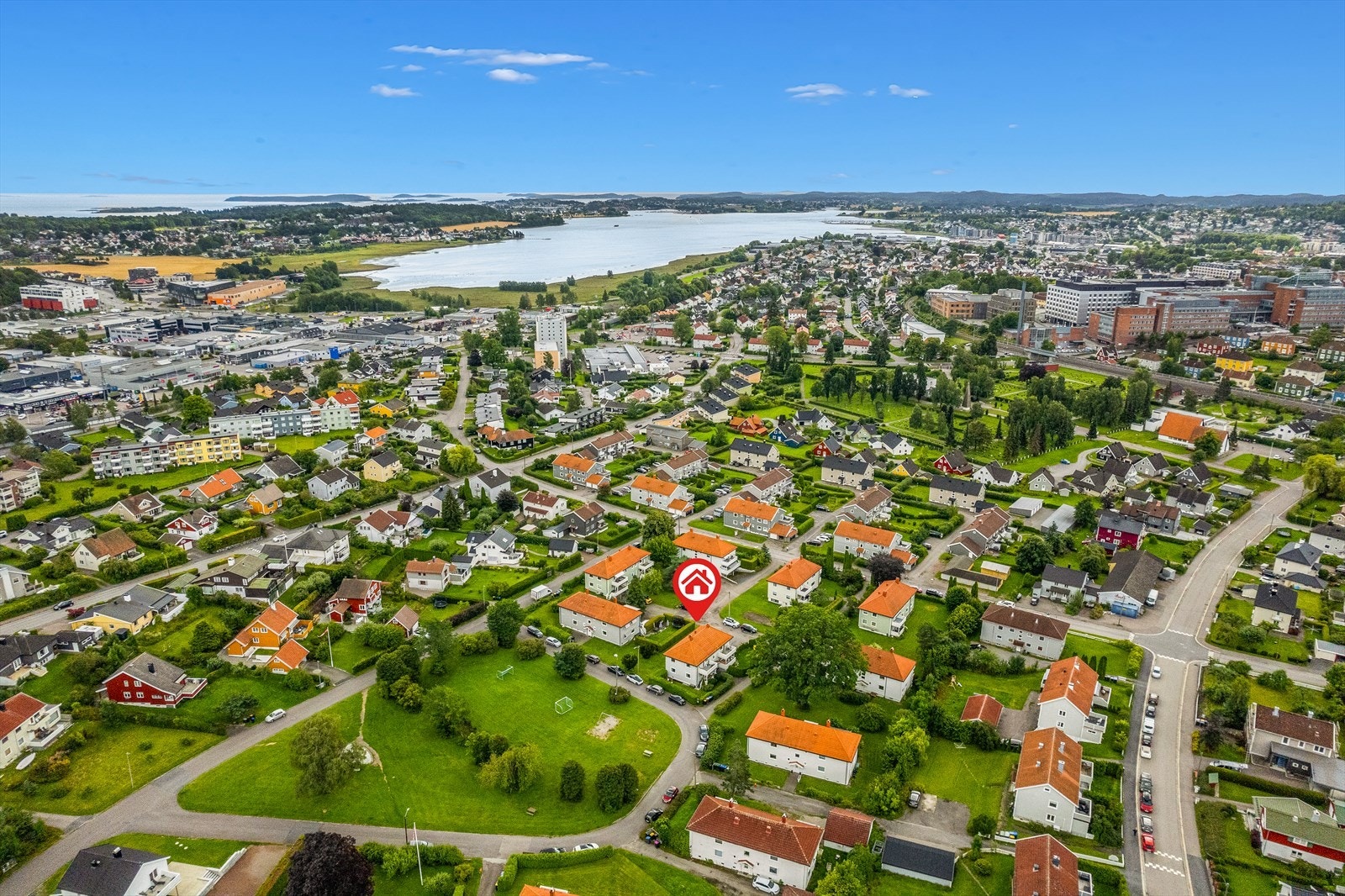 En ypperlig beliggenhet for deg som ønsker å bo veldig sentralt med gangavstand og flotte tur- og rekreasjonsområder i umiddelbar nærhet. Galleribilde