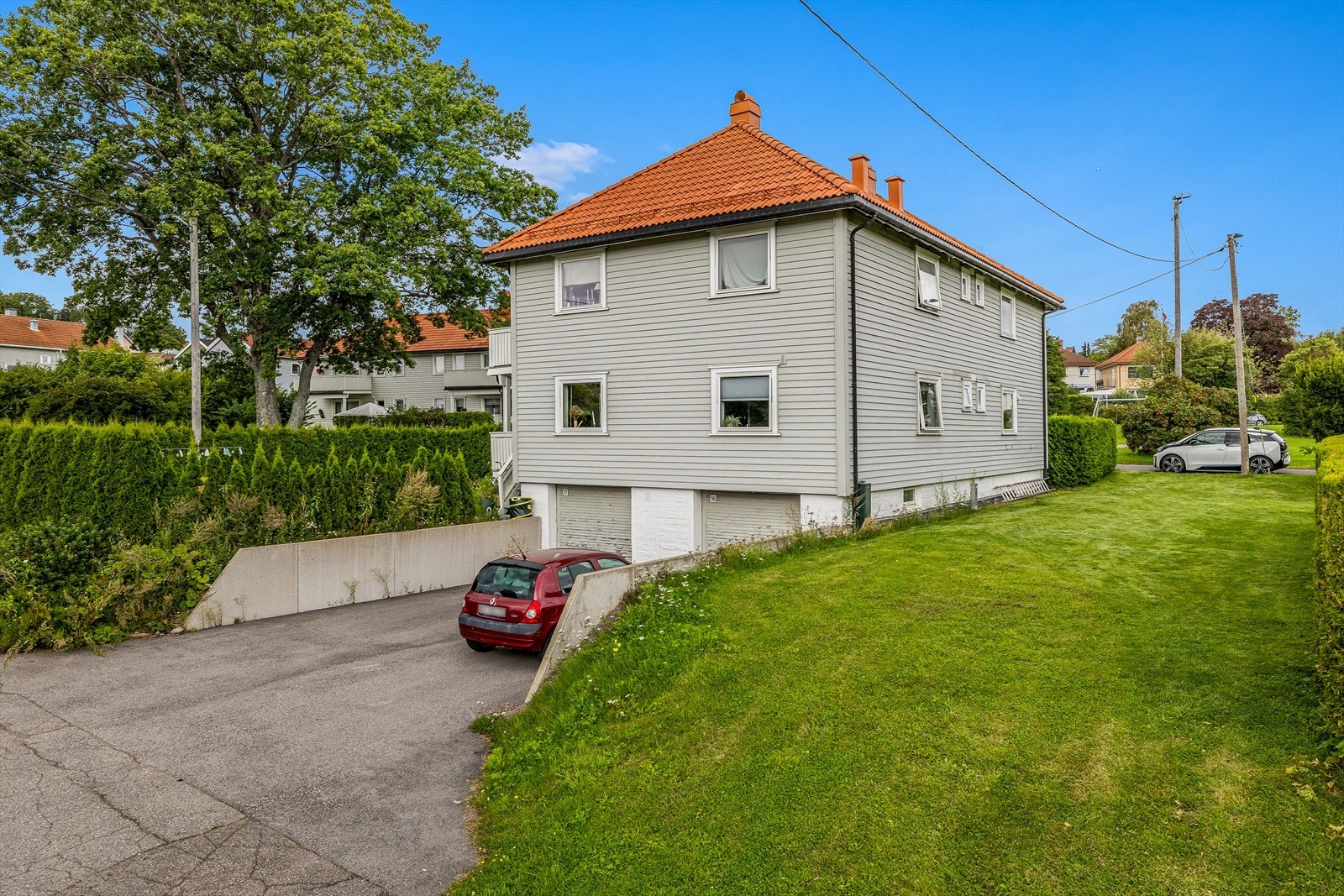 Det finnes begrensede garasjeplasser for leie. Kan leies etter ansienitetsprinsippet. Ta kontakt med styret for søknad. Galleribilde