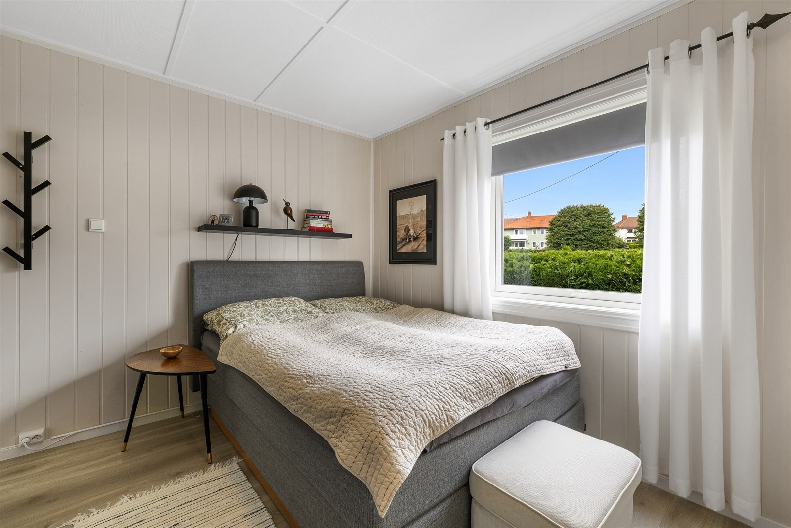 Delikat og romslig soverom. Galleribilde