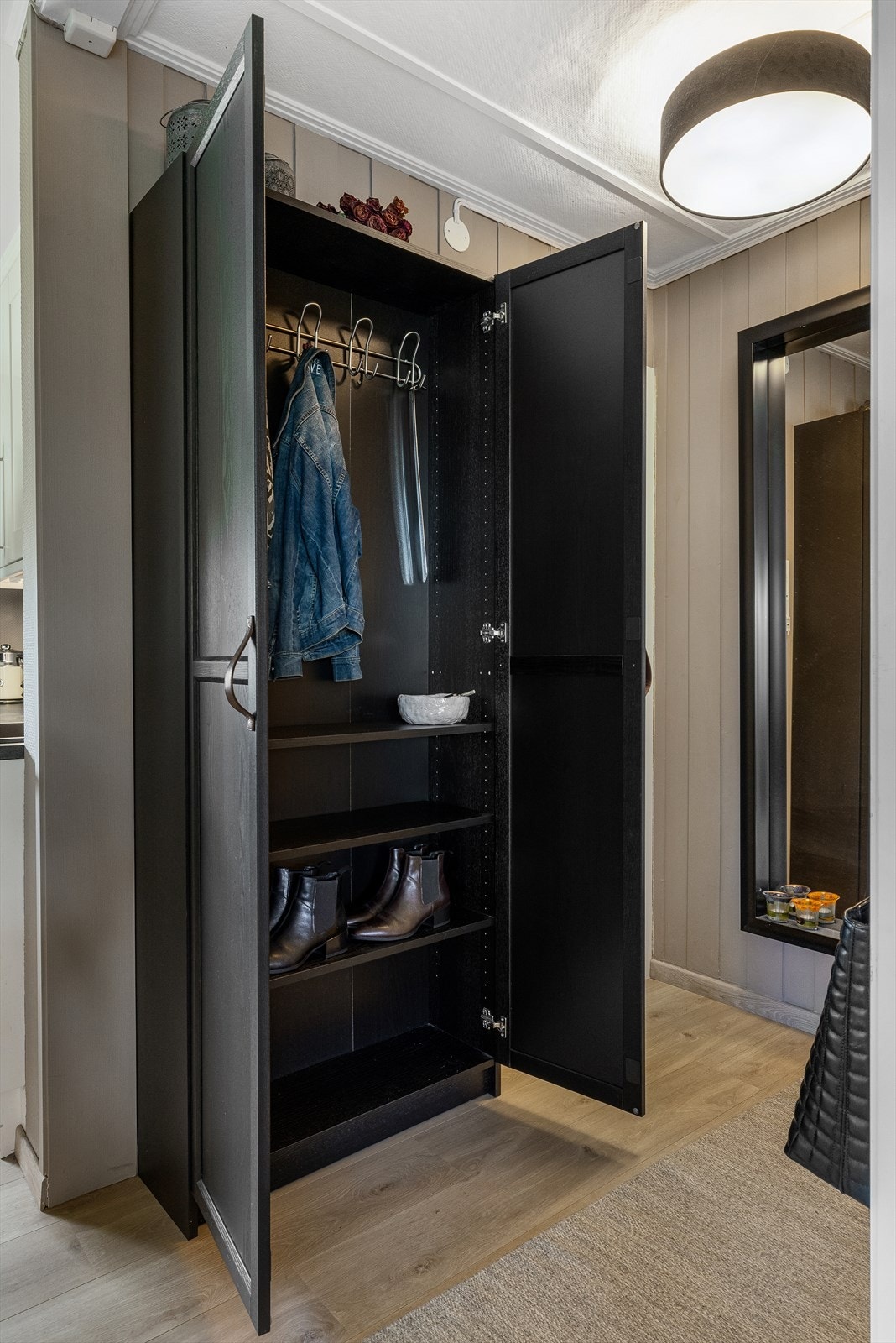 Praktisk skap i entrèen. Plass til både jakker og sko. Galleribilde