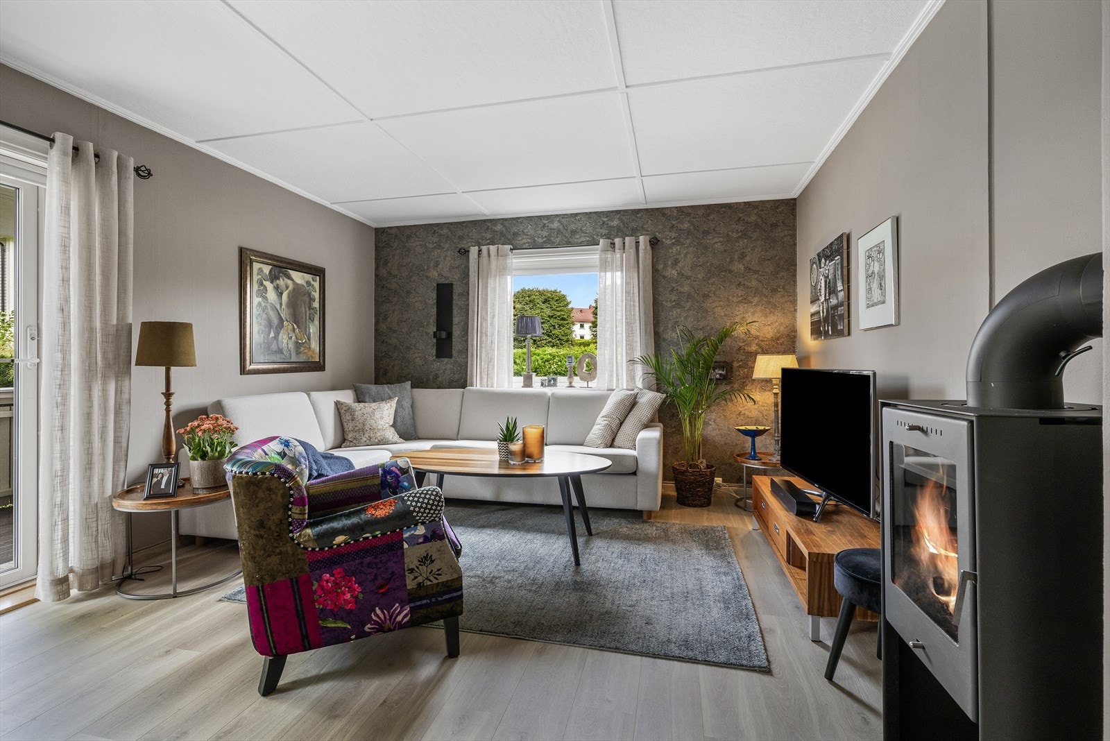 Hjemmet er moderne og delikat innredet med vekt på at detaljer og modernisering skal skape et helhetlig preg hva gjelder farge-/materialvalg. Galleribilde