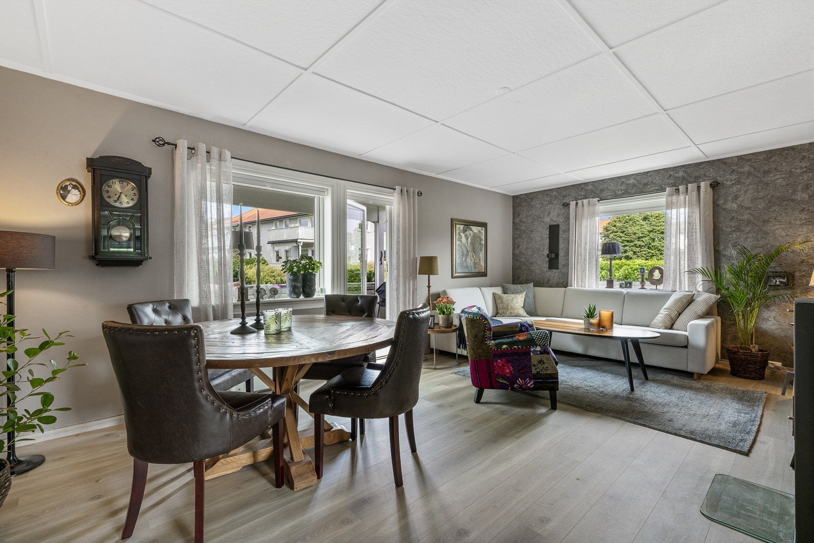 Stuen og spisestuen er et imponerende rom hvor store vindusflater, masse lys og herlig romfølelse dominerer inntrykkene. Galleribilde