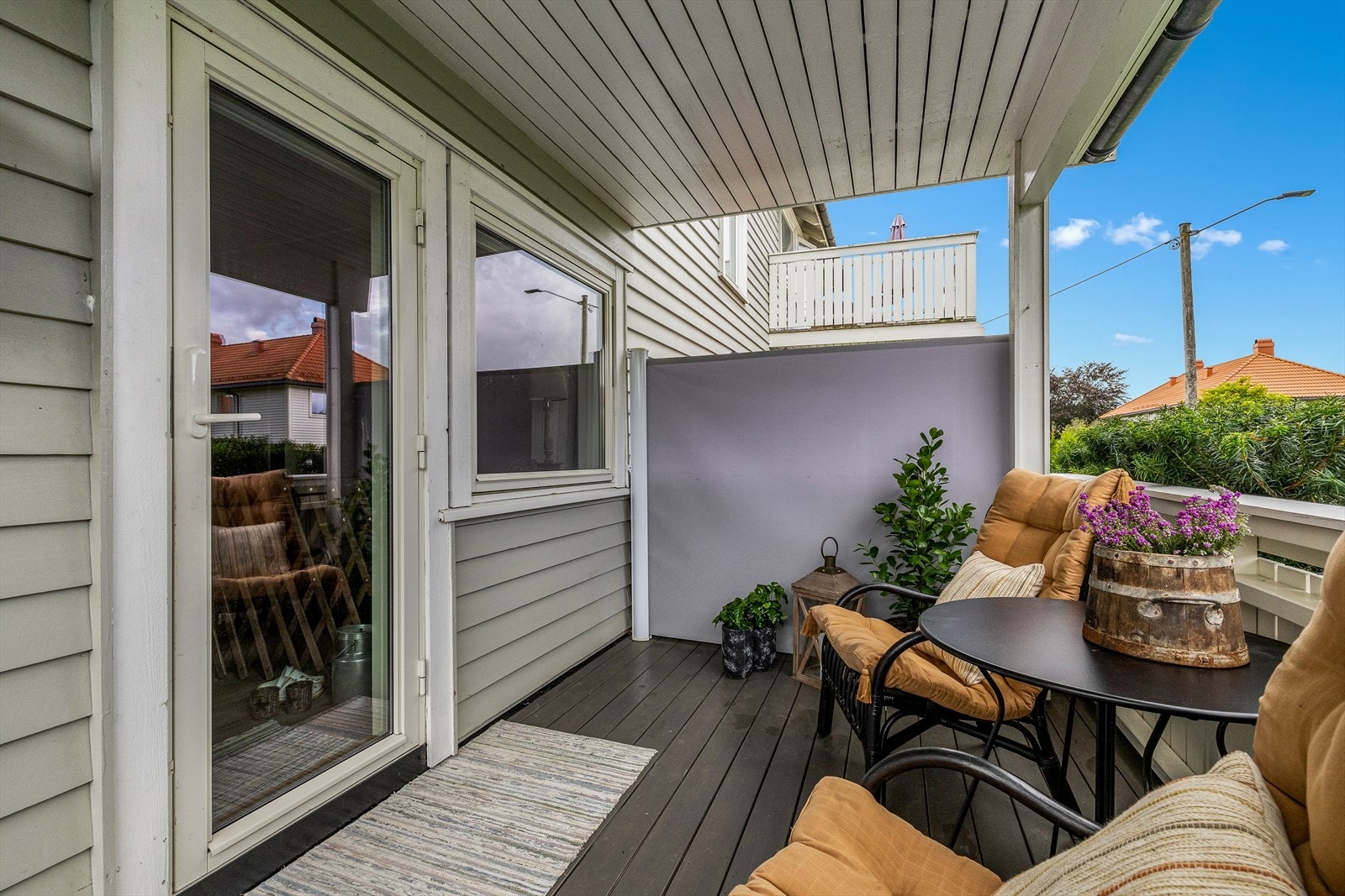 Vestvendt terrasse i treverk ca 10 m2 utenfor stuen og med trapp til hagen. Her er det nydelig plass å nyte kveldssolen. Galleribilde