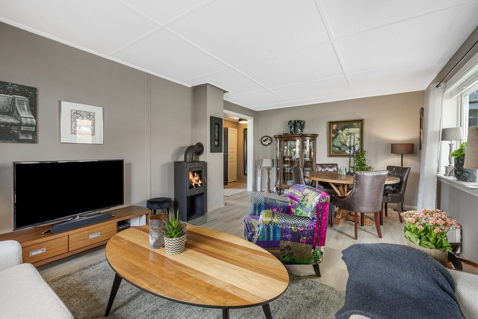 Innervegger har et helhetlig fargepreg med gjennomgående bruk av lyse, moderne og stilsikre interørfarger som gir en fin helhet i leiligheten. Galleribilde