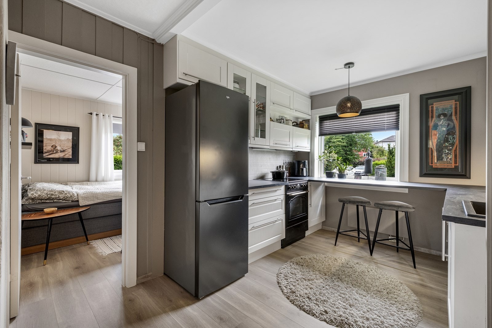 De nydelige malte veggene gir kjøkkenet et elegant og tidløst utseende som vil glede deg i årene som kommer. Galleribilde