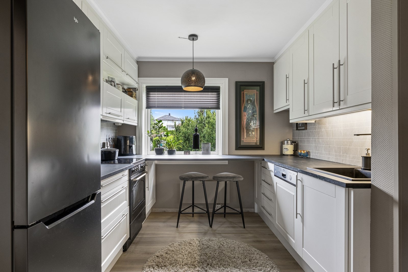 Koselig spiseplass foran kjøkkenvinduet. Galleribilde