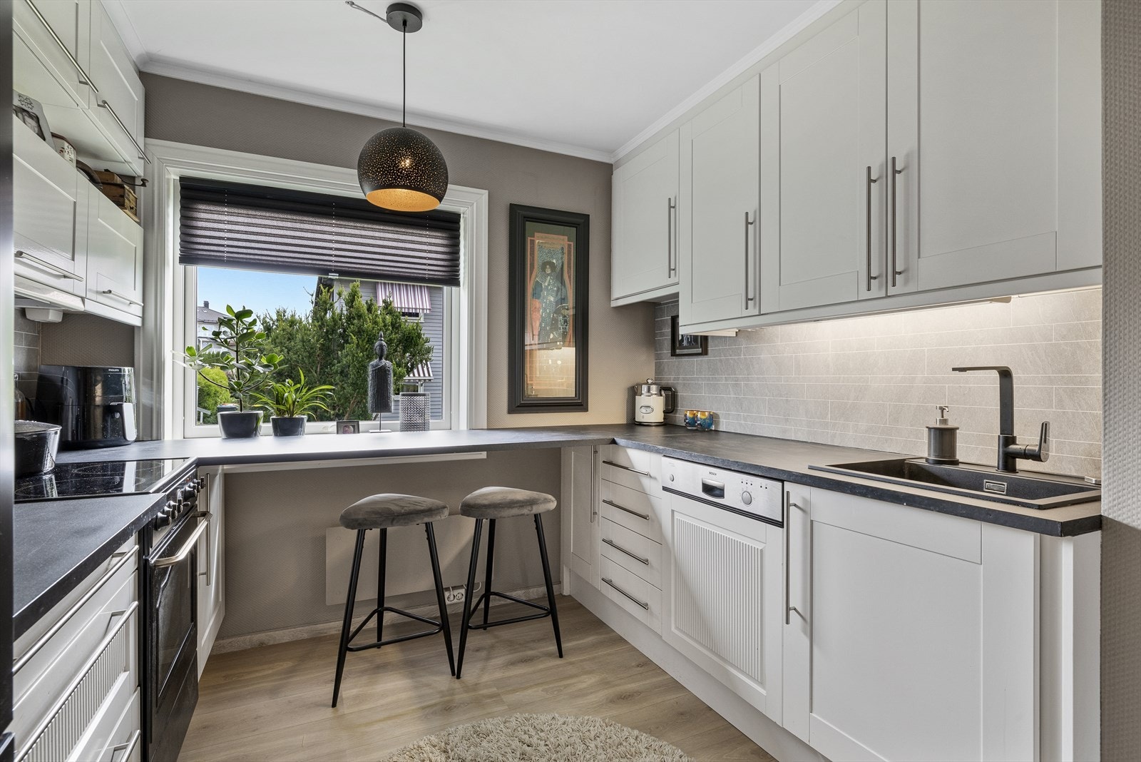 Benkeplaten er av laminat fra 2021 med våtromsplater på vegg over benker. Galleribilde