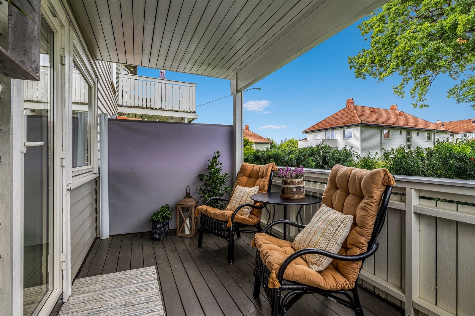 Eiendommen er solrik og dette gjenspeiler seg i eiendommens flotte og ikke minst usjenerte uteplasser. Galleribilde