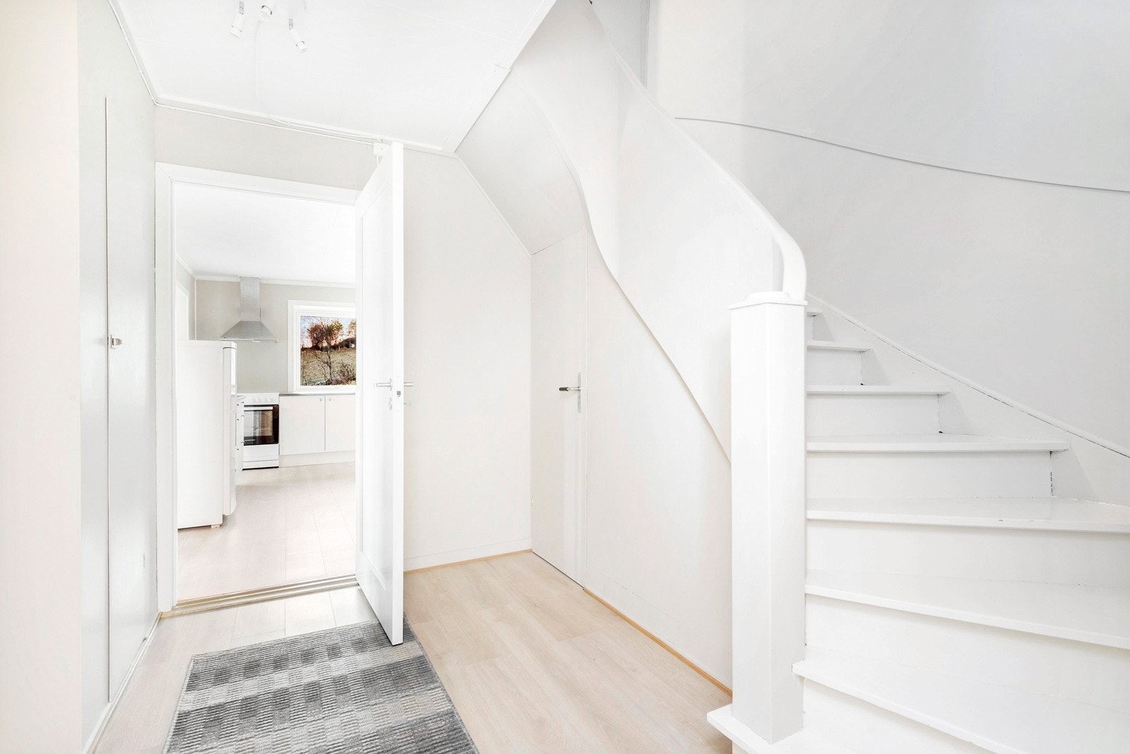 Første etasje inneholder vindfang, stue, kjøkken, bad, soverom og gangareal. Galleribilde