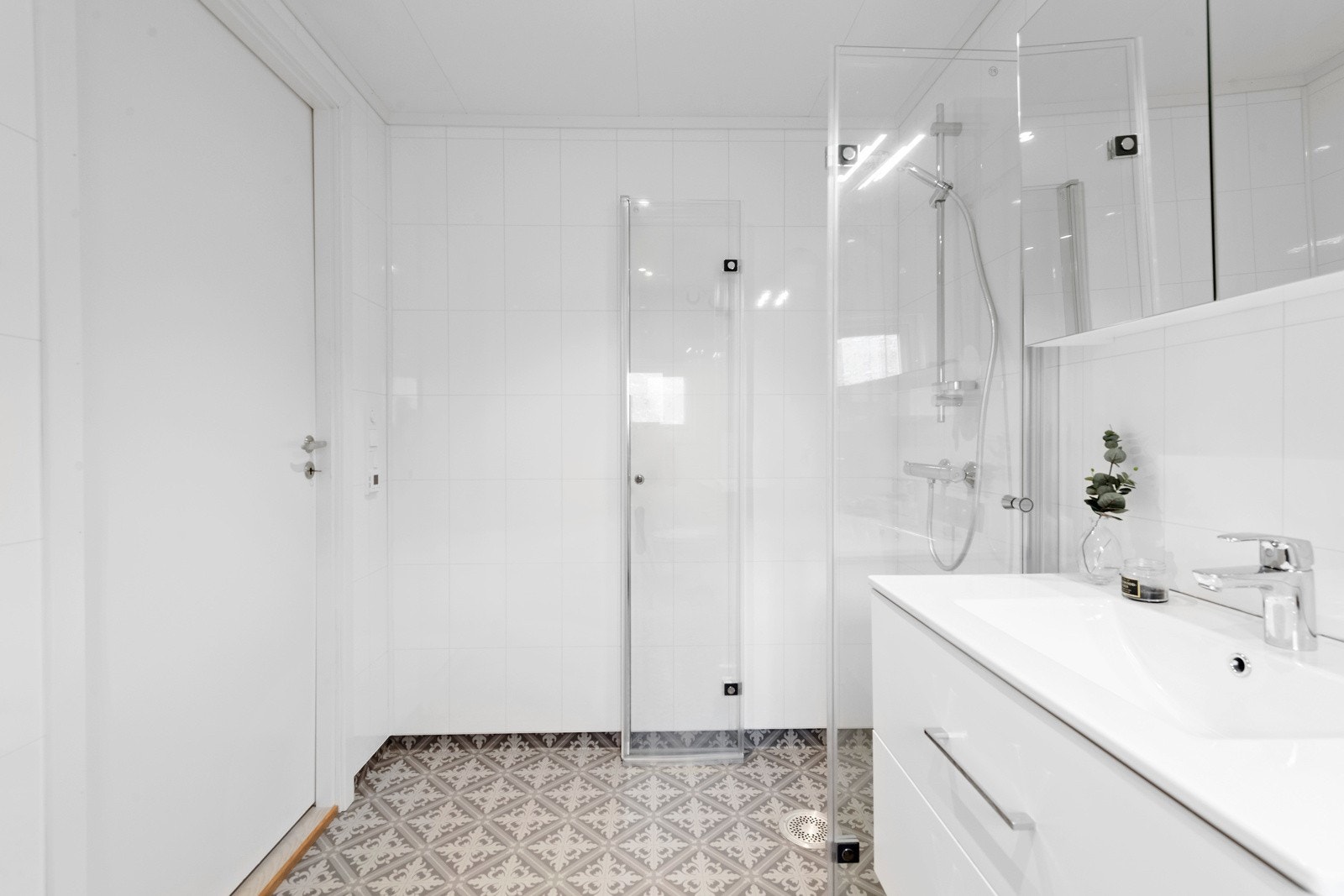 Badet har dusjsone, innredning og opplegg for vaskemaskin. Galleribilde
