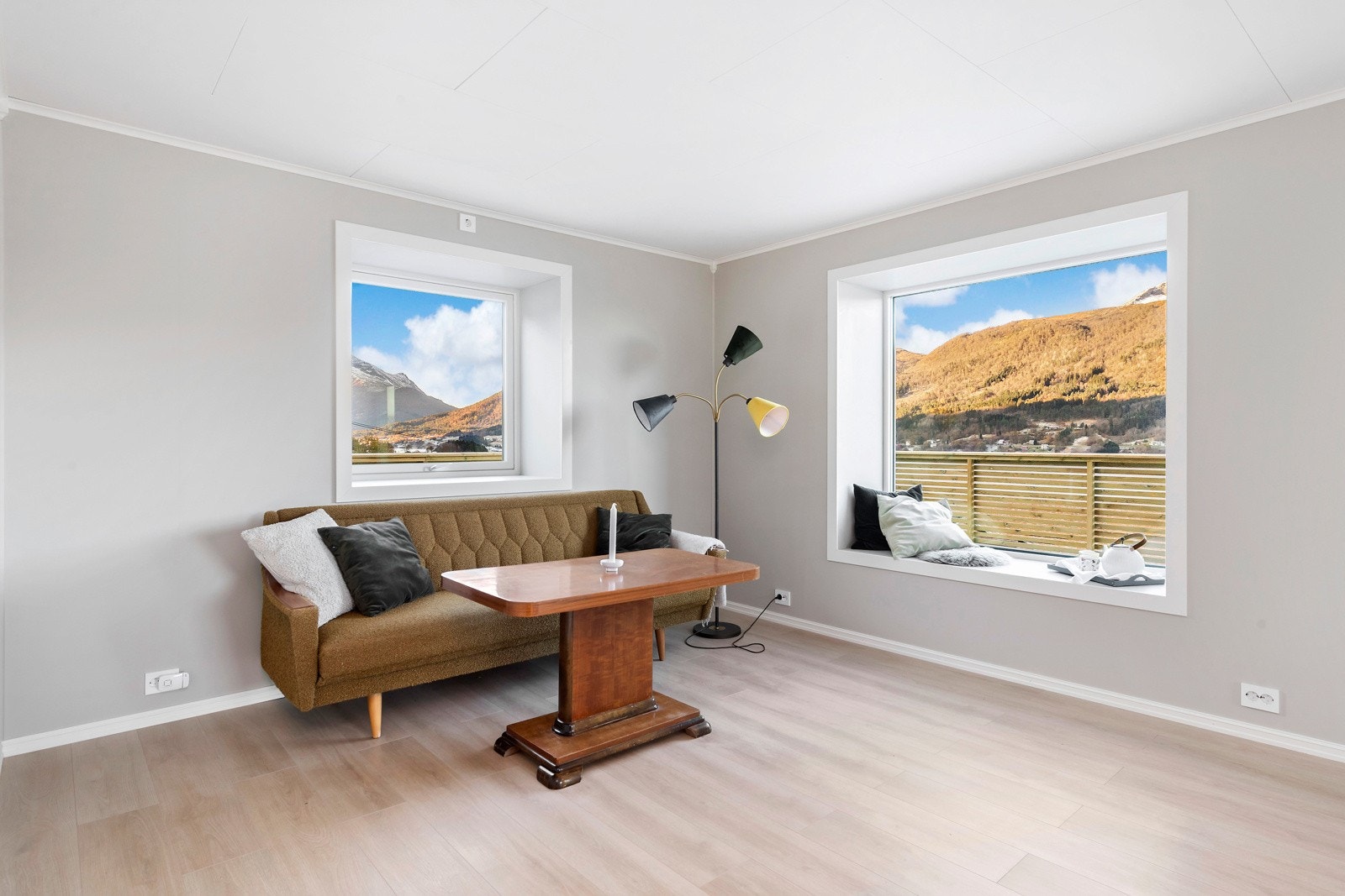 Stuen har store vindusflater som gir godt med naturlig lysinnslipp. Galleribilde