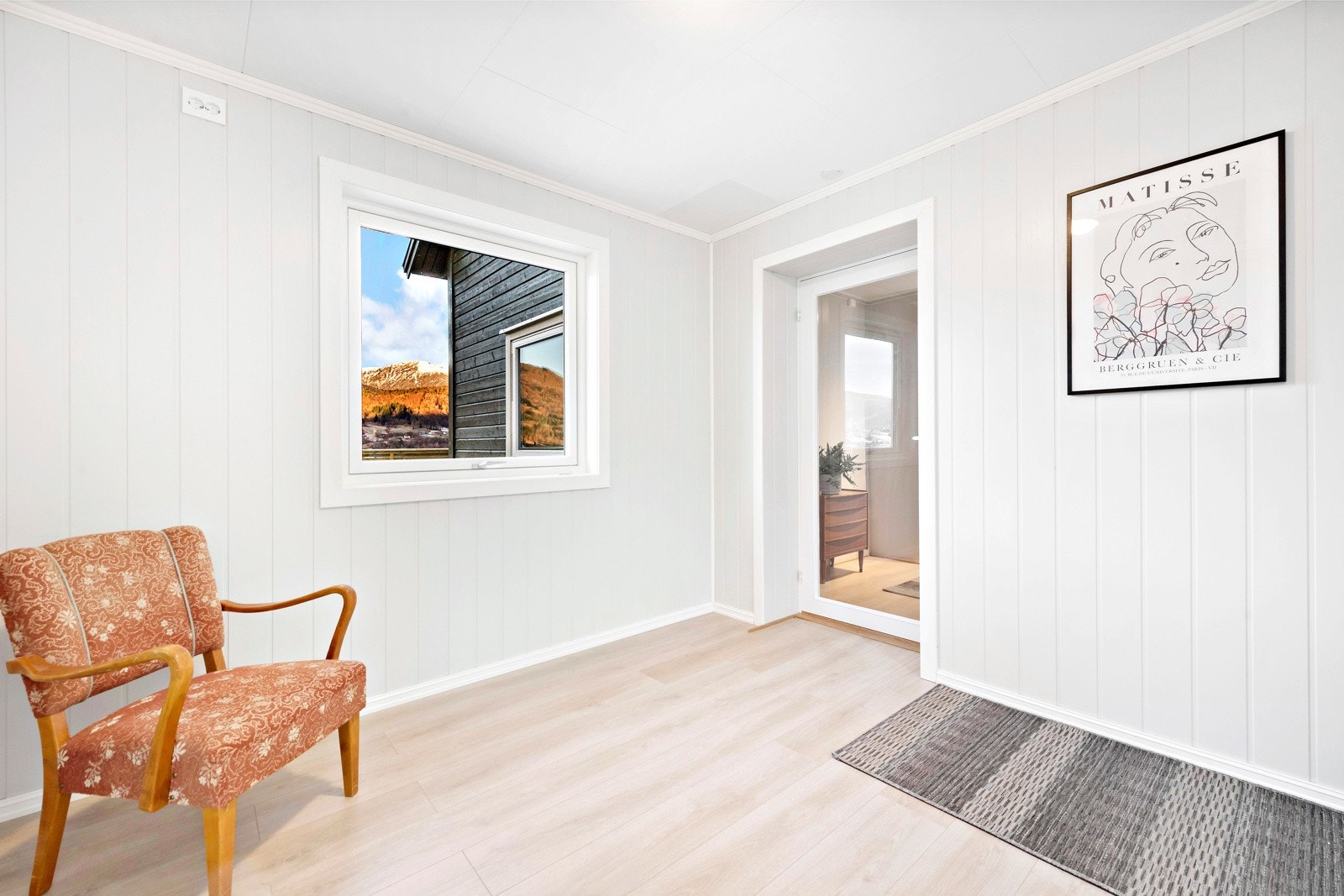 Lys og pent vindfang med god plass til garderobe. Galleribilde