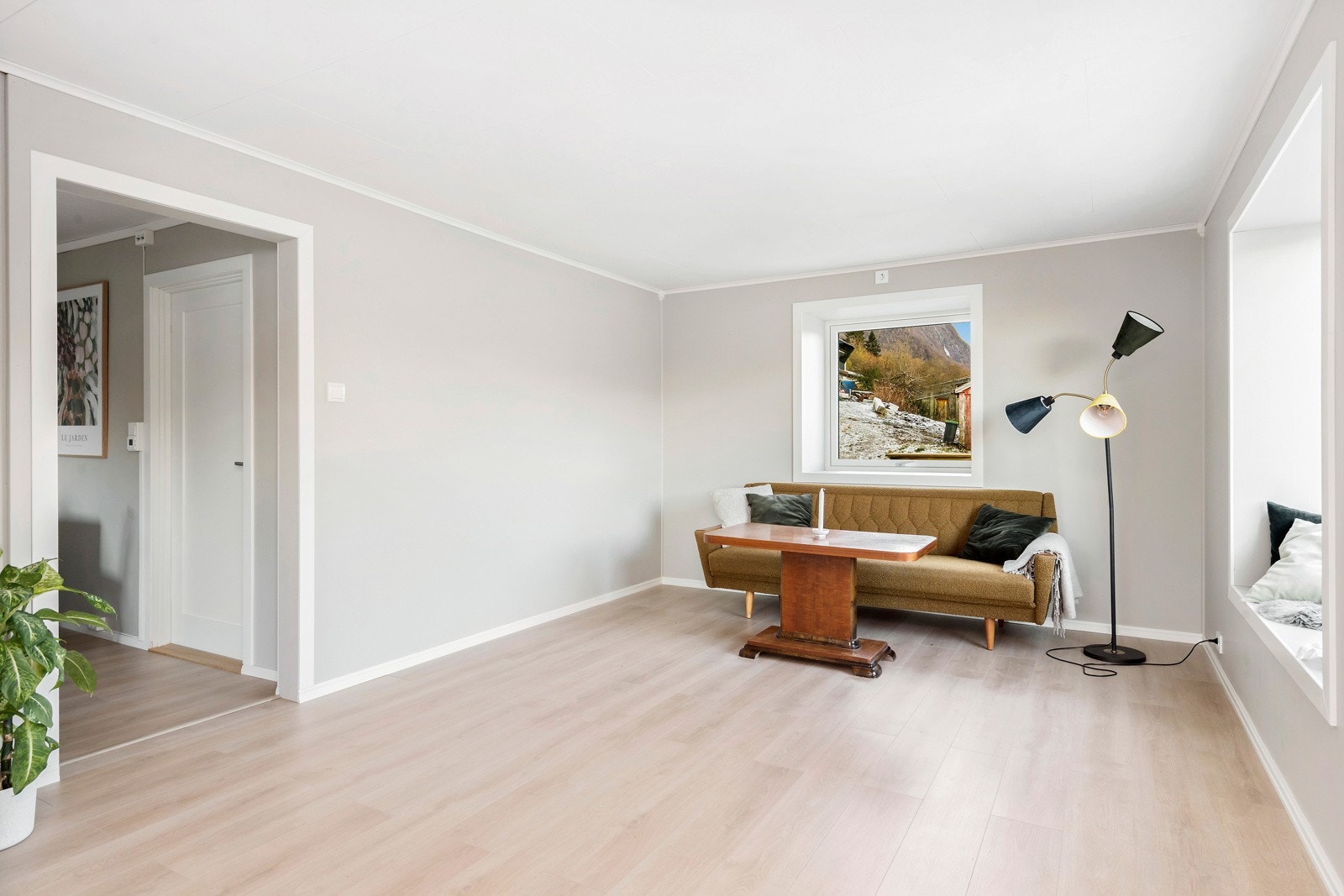 Stuen har plass til både spisebord og sofagruppe. Galleribilde