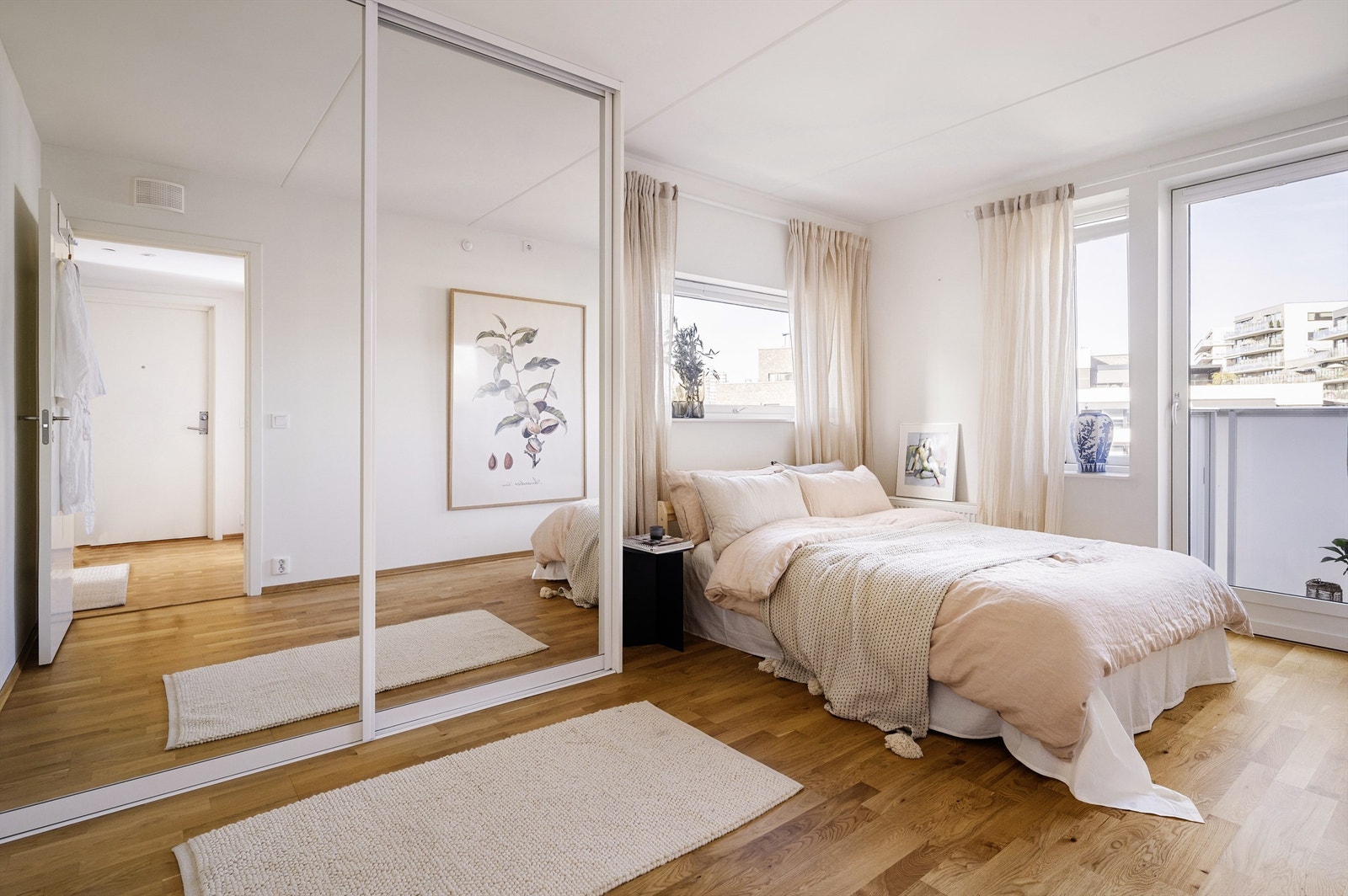 Praktisk, plassbygd skyvedørsgarderobe med speildører Galleribilde