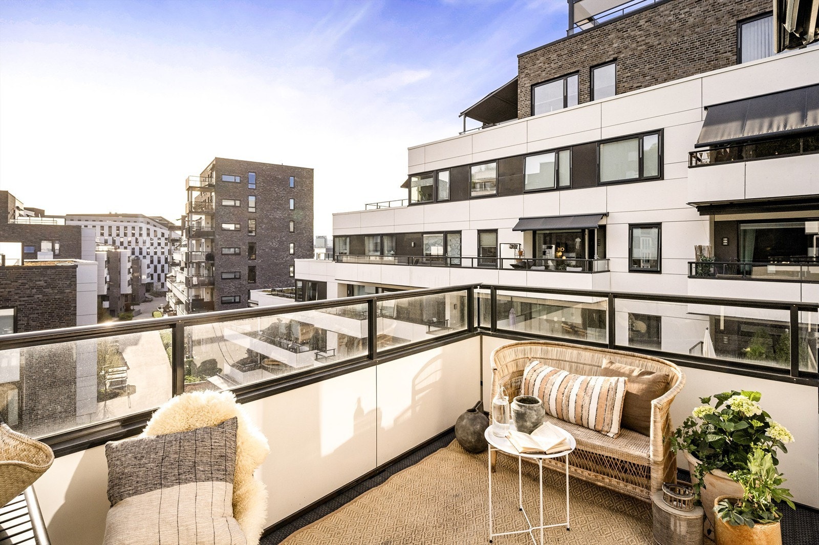 Internt i sameiet er dette å anse som den beste beliggenhet når det gjelder orientering på balkongen (solforhold) og at bygget ligger i hjertet av boligprosjektet Galleribilde